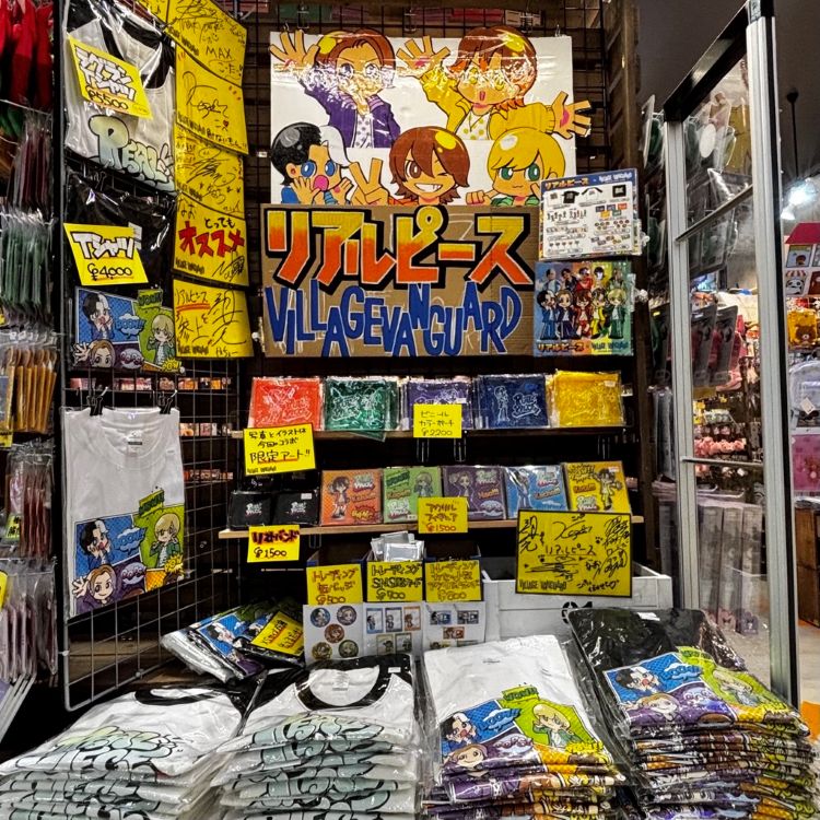 ピースアパート　ヴィレッジヴァンガードコラボ　キャップ APO+】×ヴィレッジヴァンガードの限定コラボグッズ発売が決定